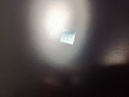 Dispositivo Mo microforato con laser